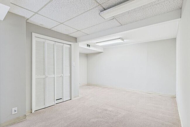 Building Photo - Large Home in Guilford Hills, Hardwood Flo...