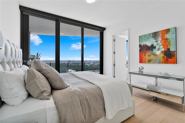 Building Photo - 15701 Collins Ave