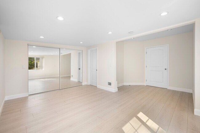 Building Photo - 729 Glenmore Blvd