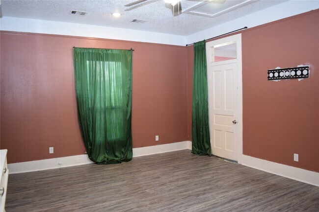 Building Photo - 815 6th Ave N