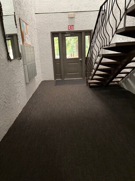 Building Photo - 14 Shadowbrook Ln