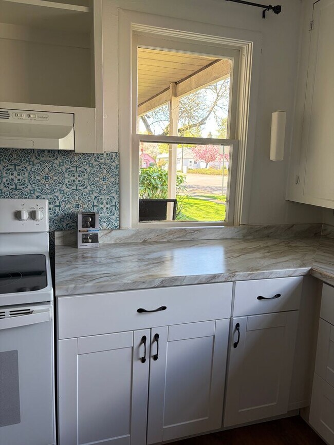 Building Photo - Newly Remodeled Two Bedroom with Sun Room!