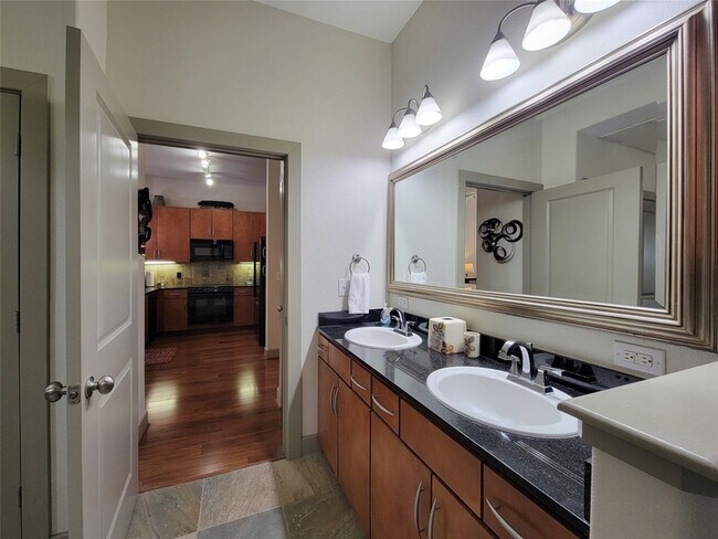 Building Photo - 1901 Post Oak Blvd