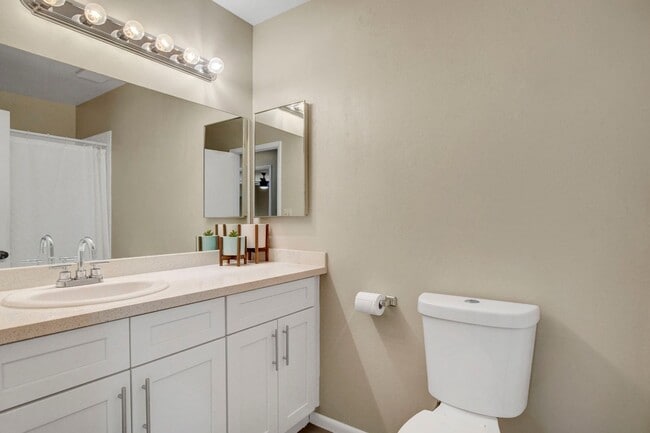 Building Photo - Fully Furnished, One Story, Near Strip, All Utilities Included with Flexible Lease Terms