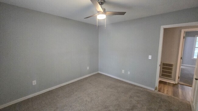 Building Photo - 405 Brentwood Dr