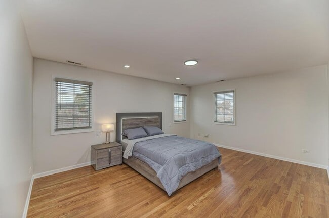 Building Photo - 4544 N Oriole Ave