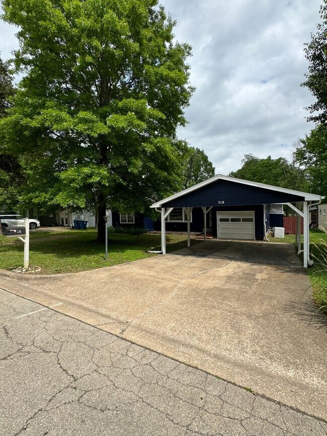 Building Photo - 3 bedroom/2 bath house