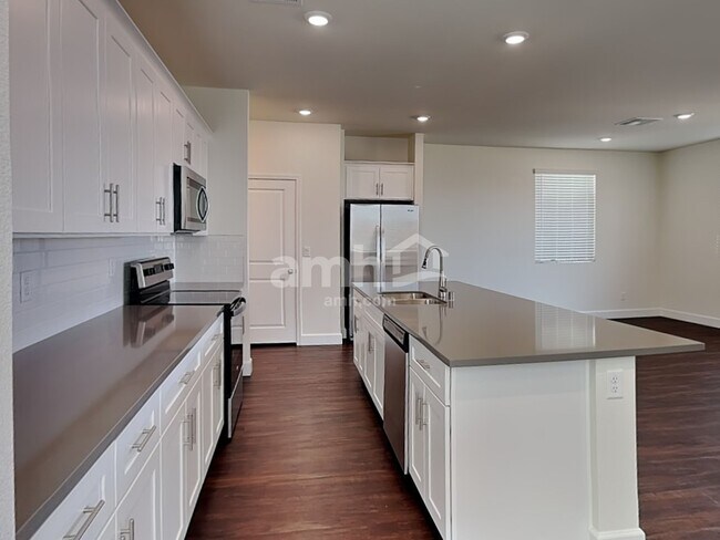 Building Photo - 872 Longwood Gdns St