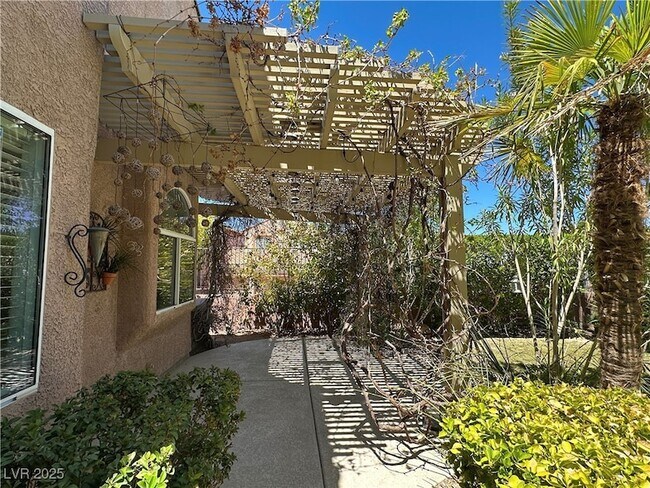 Building Photo - 2434 Amoretti St