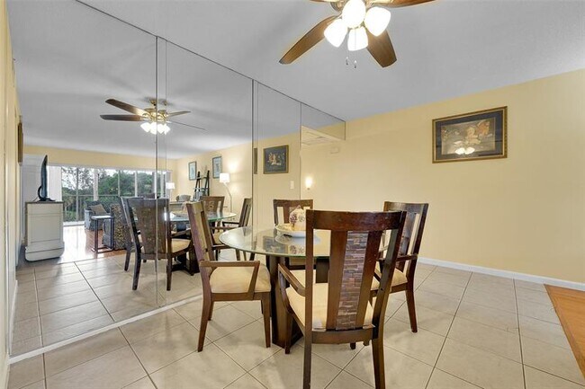 Building Photo - 3150 N Palm Aire Dr