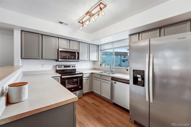 Building Photo - "Charming 2-Bed Townhouse Retreat with 2.5 Baths in Brighton!"