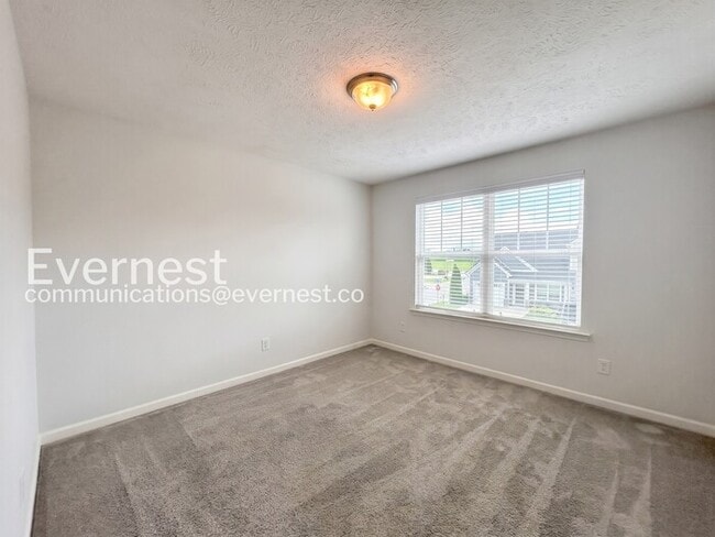 Building Photo - 3 Bed/3 Bath Townhome with Garage / Available Now!