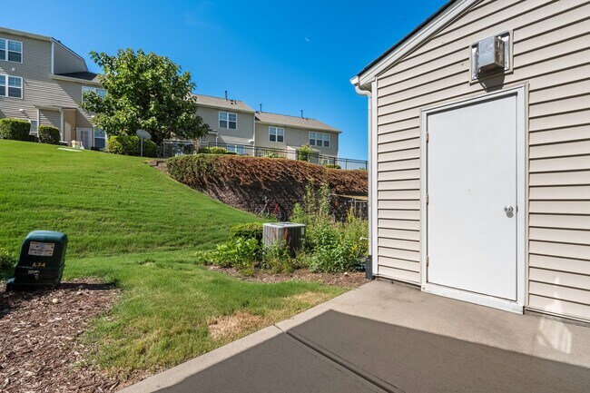 Building Photo - 2be / 2.5ba Townhome Near Hope Valley Farms!