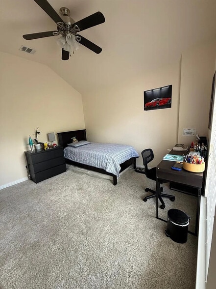 Building Photo - Room in House on Bridie Path