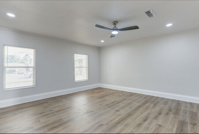 Building Photo - Newly remodeled 3 bad 2 bath near South Lo...