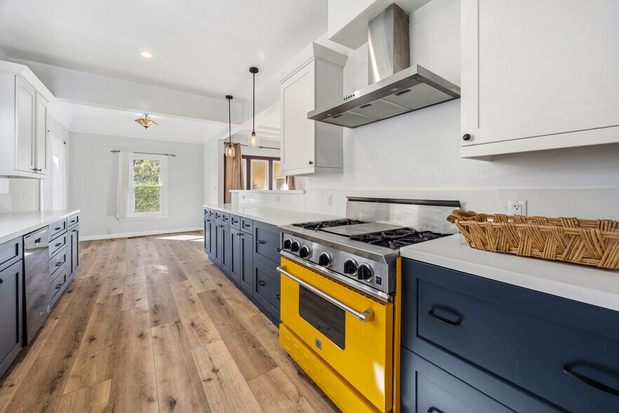 Building Photo - 166 N Arnaz Dr