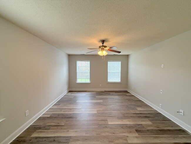 Building Photo - 211 High Green Dr