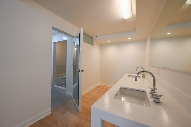 Building Photo - 615 Hampton Dr