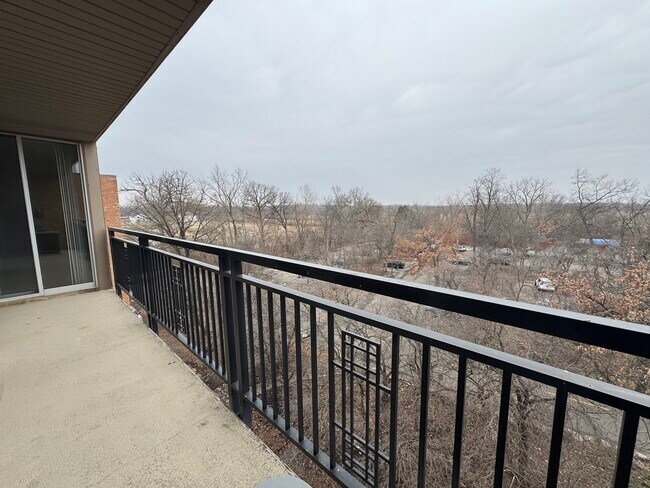 Building Photo - 6020 Oakwood Dr