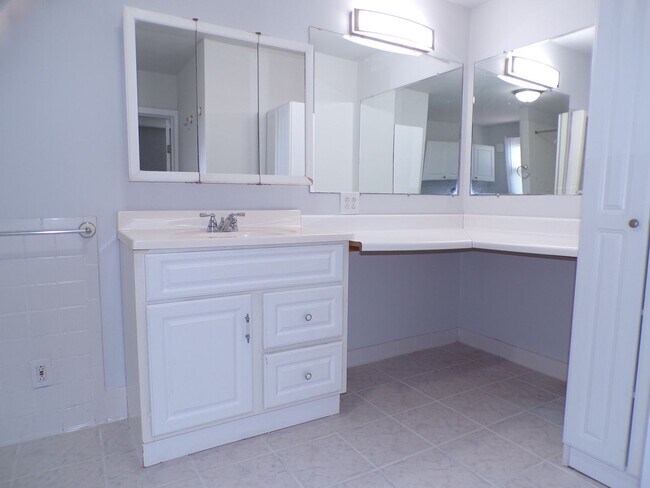Building Photo - 3 BDRM, 2 BA Rambler w/ Basement - Great l...