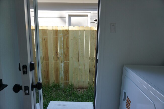 Building Photo - 9864 Arbor Oak