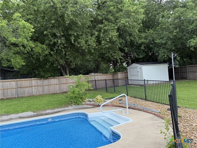 Building Photo - 621 S Roy Reynolds Dr