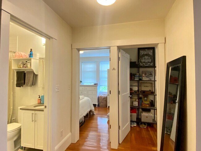 Building Photo - Nicely renovated 2 bed in Brookline.