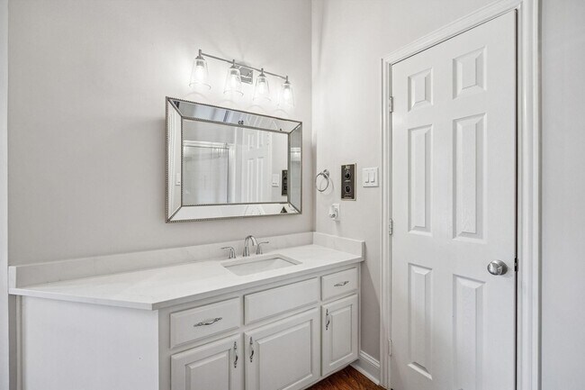 Building Photo - 2900 Creekview Dr