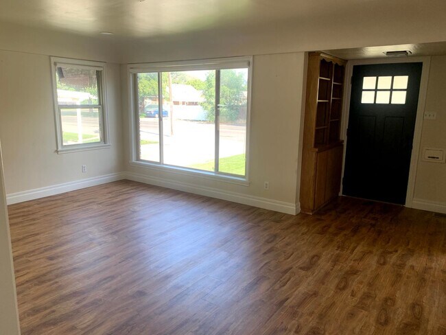 Building Photo - 130 E 400 N
