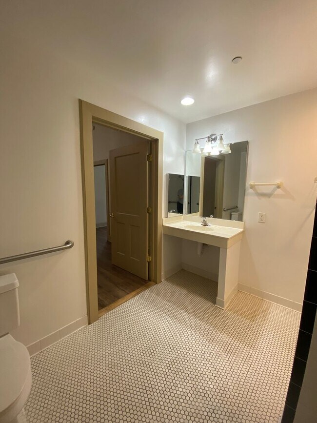 Building Photo - 1st Floor 1Bed/1Bath ALL Electric with W/D...