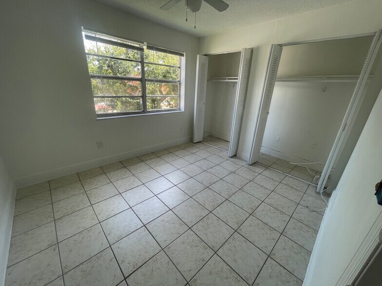 Building Photo - 1305 W 53rd St