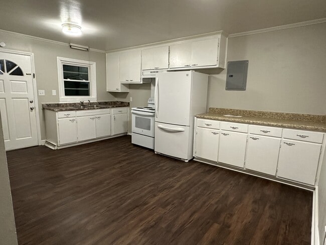 Building Photo - COMING SOON: Spacious 2 bedroom apartment