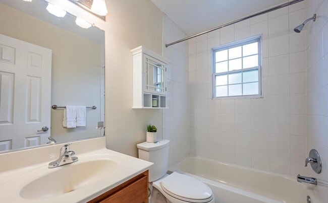Building Photo - Spacious 1 + 1 Condo in quiet walk up Bldg.