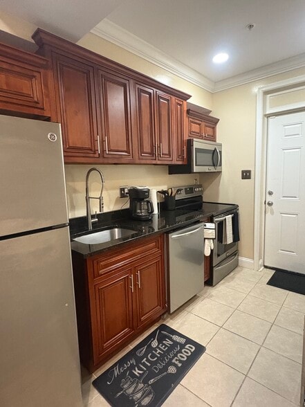 Building Photo - 5020 C St SE