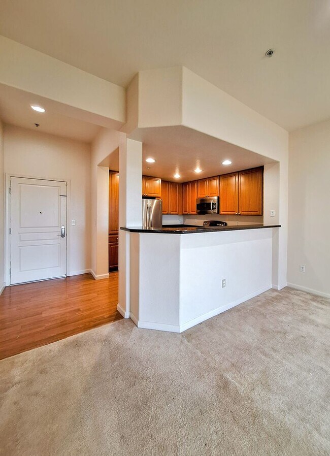 Building Photo - Beautiful 2bd Condo In Gated Community With Pool, Gym, and In-unit Laundry!