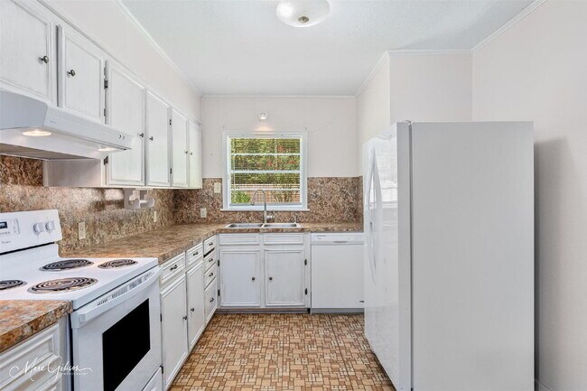 Building Photo - "Charming 2-Bedroom Retreat with Spacious ...