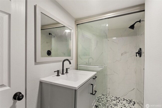 Building Photo - 5 Bedroom 2 Bathroom House with Large Lot