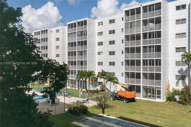 Building Photo - 301 NE 14th Ave