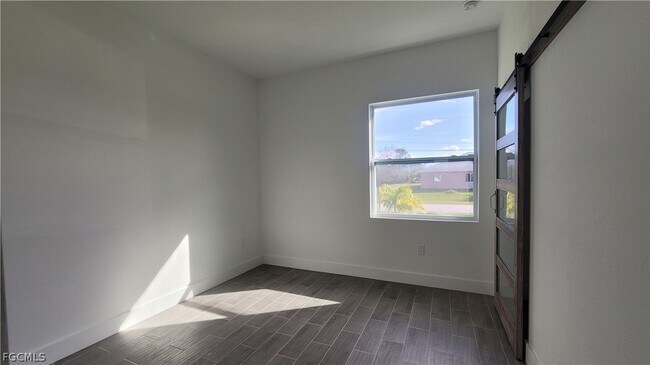 Building Photo - 424 SW 28th Ave