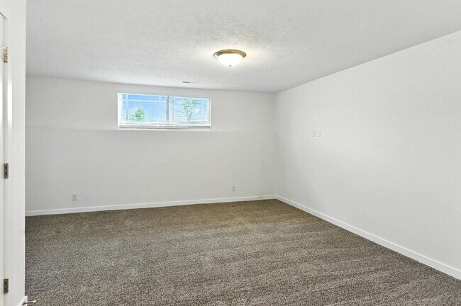 Building Photo - Near Lake Flanagan