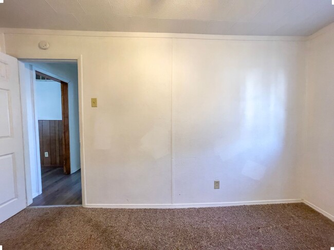 Building Photo - Recently Renovated