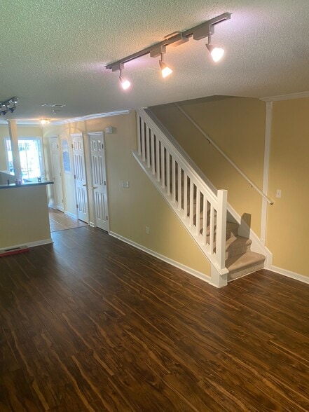 Building Photo - 8133 Shadow Oak Dr