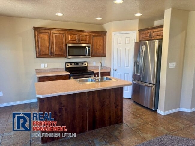 Building Photo - Hidden Valley Townhome