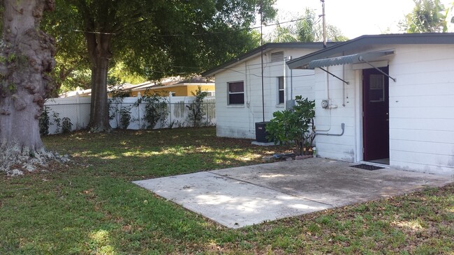 Building Photo - Great 2/1 home w/Large fenced in back yard...