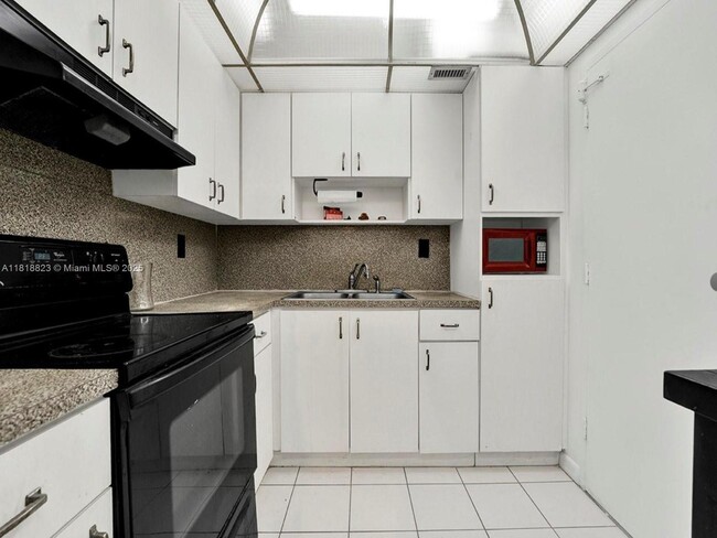 Building Photo - 5838 Collins Ave