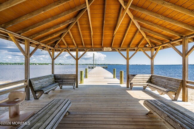 Building Photo - 616 Newport Ave