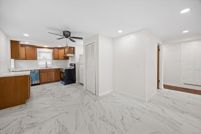 Building Photo - 57 King St