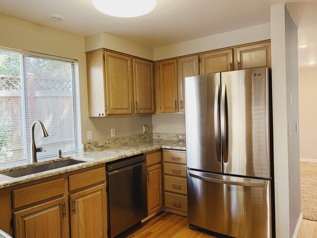 Building Photo - 3Bd/2.5Ba Kirkland Townhome