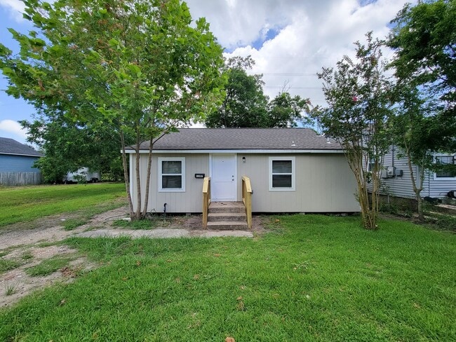 Building Photo - BEAUTIFUL REMODELED 3 BEDROOM 2 BATH IN LA...
