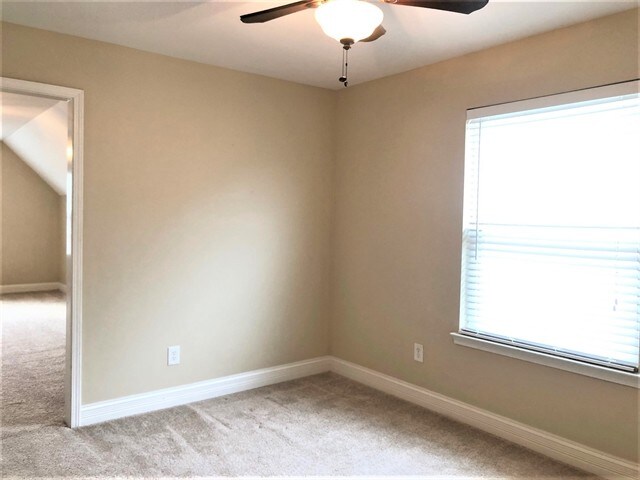 Building Photo - 1325 Sunray Dr